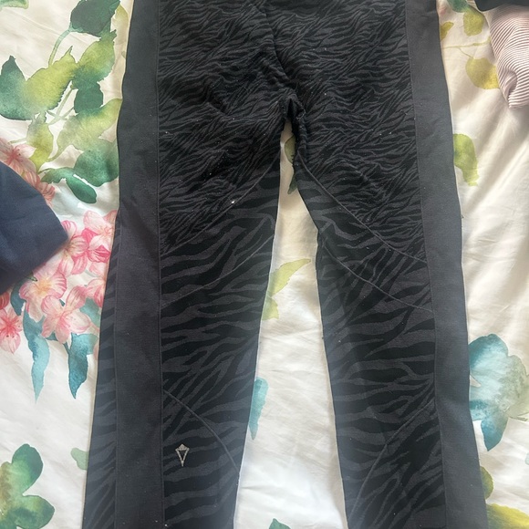 girls size 14 ivivva leopard pants - Picture 2 of 3